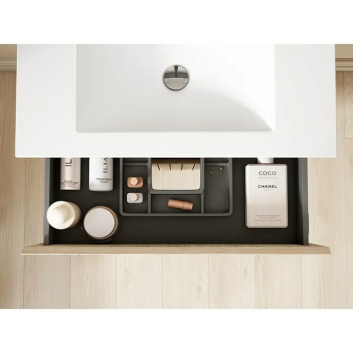 Conjunto de mueble de baño Stripes - Ancho: 100 cm, Roble boreal, Mate, 3 pzs. - Productos cosméticos dispuestos en un armario de baño bajo un lavabo blanco.