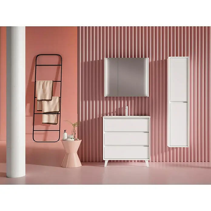 Conjunto de mueble de baño Inglet - Ancho: 80 cm, Blanco mate, Número de cajones: 3 ud., 3 pzs. - Baño con un moderno mueble de lavabo blanco con tres cajones, un armario con espejo y un toallero frente a una pared rosa.