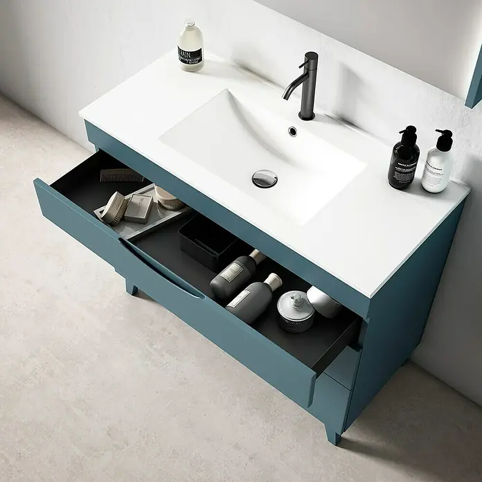 Conjunto de mueble de baño Turia - Ancho: 80 cm, Azul, Mate, 3 pzs. - Un elegante mueble de baño azul con encimera blanca y un cajón abierto que revela varios elementos esenciales de baño.