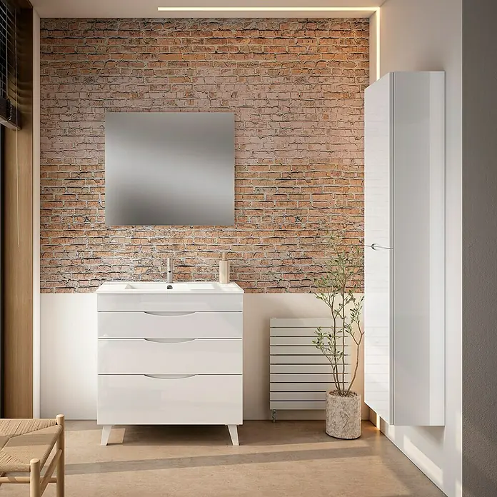 Conjunto de mueble de baño Turia - Ancho: 100 cm, Blanco, Brillante, 3 pzs. - Un baño moderno con un lavabo blanco de tres cajones y un armario con espejo a juego sobre una pared de ladrillo.