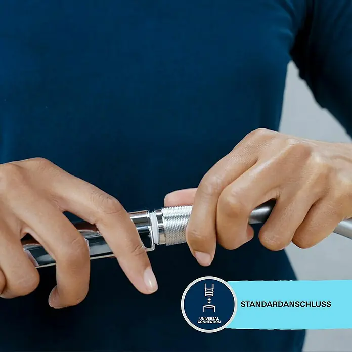 Grohe Vitalio Comfort Handbrause 110 - Anzahl Funktionen: 3 Stk., Durchmesser: 110 mm, Chrom - Das Bild zeigt eine Chromarmatur mit Standardanschluss, die von Händen montiert wird. Universelle Verbindung für einfache Installation.