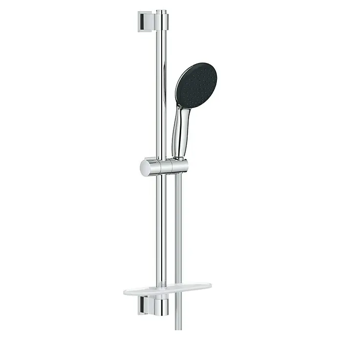 Grohe QuickFix Vitalio Start Brause-Set 110 2 - Chrom, Metall, Anzahl Strahlarten: 2 Stk. - Eine Chrom-Duschstange mit Handbrause und einer Ablage für Duschutensilien vor einem schwarzen Hintergrund.