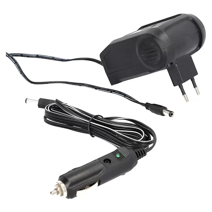Cartrend Starthilfegerät LI-IO M. - Li-Ionen, 12 V - Zwei schwarze Netzteile: ein AC-Ladegerät mit Eurostecker und ein Auto-Ladegerät mit grüner LED, verbunden durch Kabel.
