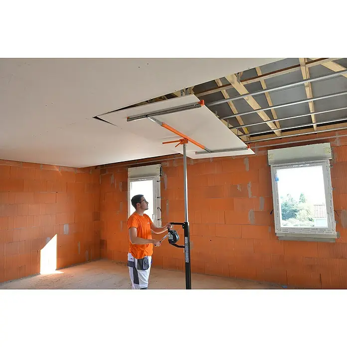 Plattenlift Mondelin Easylev - Höhenverstellung: 150 cm - 310 cm - Mann, der mit einem Gipskartonplattenheber eine Decke installiert. Der Heber erleichtert die Montage und spart Zeit.