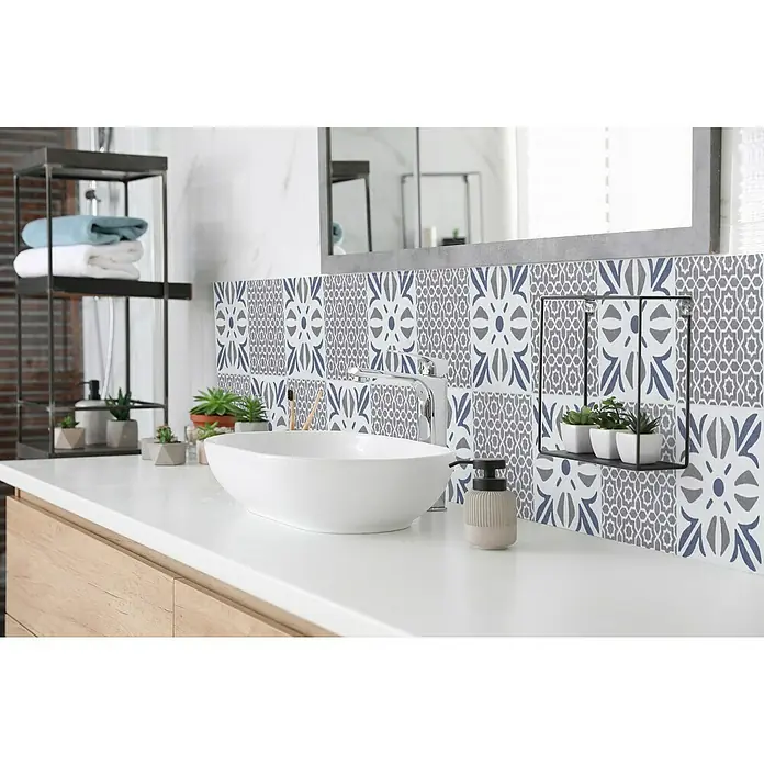 D-c-fix Fliesensticker Wall Tiles Cubia - 6 Stk., 15 x 15 cm, Blau - Elegantes Badezimmer-Design mit einer stilvollen Aufsatzwaschbecken, dekorativen Fliesen und modernen Akzenten für ein ansprechendes Ambiente.