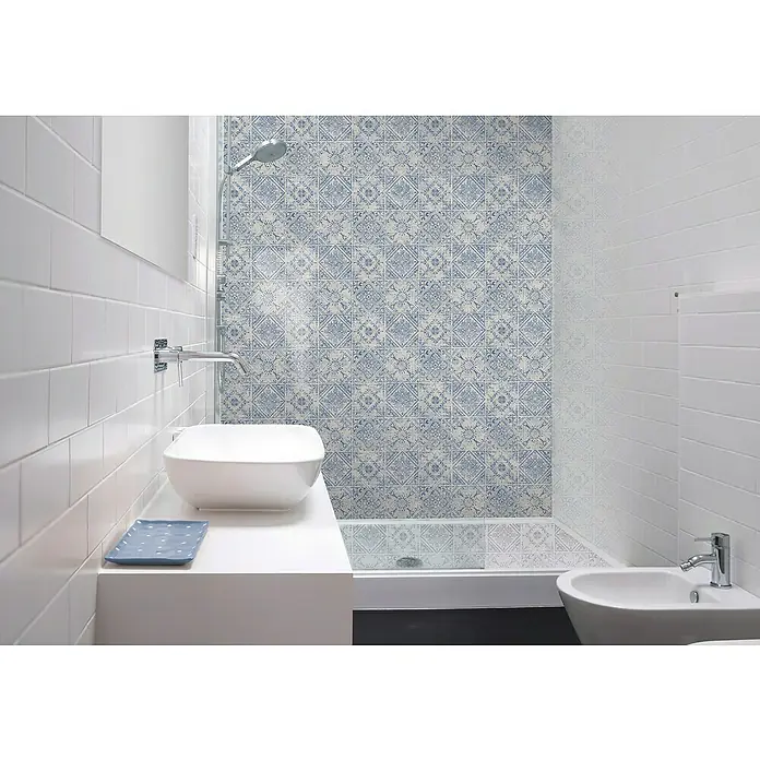 D-c-fix Fliesensticker Wall Tiles - 6 Stk., 30,5 x 30,5 cm, Vintage Style - Helles Badezimmer mit Waschtisch, Bidet und Dusche mit blau gemusterten Fliesen, die eine stilvolle und saubere Atmosphäre erzeugen.