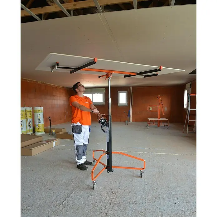 Plattenlift Mondelin Easylev Plus - Höhenverstellung: 150 cm - 350 cm - Mann benutzt einen Deckenplattenheber, um eine Gipskartonplatte an der Decke zu befestigen. Der Heber ist orange und schwarz.