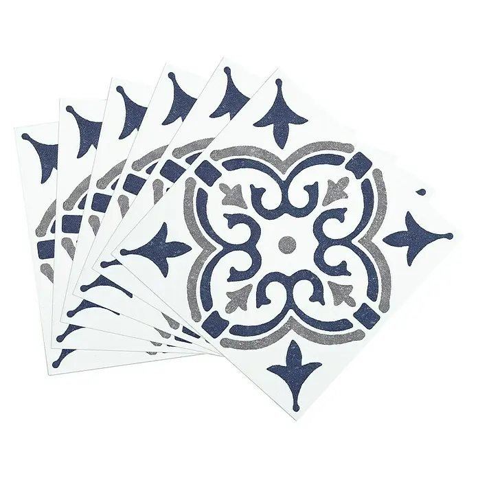 D-c-fix Fliesensticker Wall Tiles Jamila - 6 Stk., 15 x 15 cm, Blau - Nahaufnahme von mehreren dekorativen, quadratischen Fliesen mit einem blauen und grauen floralen Muster auf weißem Grund, ideal für die Wandgestaltung.