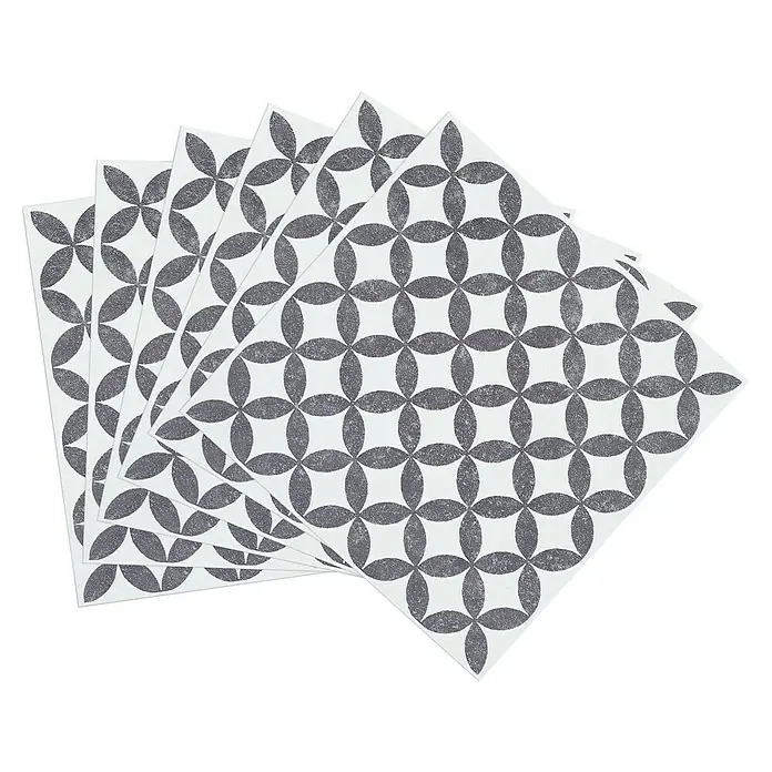 D-c-fix Fliesensticker Wall Tiles Amira - 6 Stk., 15 x 15 cm, Grau - Eine Nahaufnahme von sechs stilvollen, quadratischen Untersetzern mit einem grauen Blütenmuster auf weißem Grund. Perfekt für jeden Tisch.