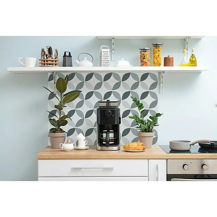 D-c-fix Fliesensticker Wall Tiles - 6 Stk., 30,5 x 30,5 cm, Geometric Style - Eine Kaffeemaschine auf einer Küchentheke mit Pflanzen und Utensilien im Hintergrund. Das Küchengerät ist zentral platziert.