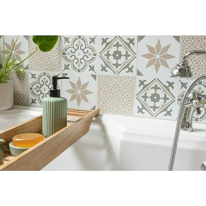 D-c-fix Fliesensticker Wall Tiles Alia - 6 Stk., 15 x 15 cm, Olive - Detailaufnahme eines Waschbeckens mit Badaccessoires wie Seife und einer grünen Seifenspenderflasche, vor Fliesen mit Muster.