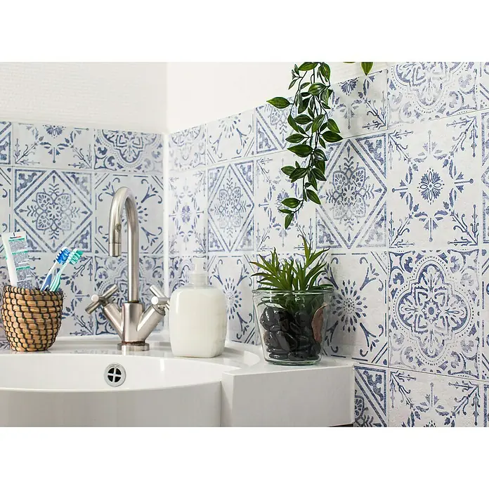 D-c-fix Fliesensticker Wall Tiles - 6 Stk., 30,5 x 30,5 cm, Vintage Style - Nahaufnahme eines Waschbeckens mit Armatur, Seifenspender, Zahnbürsten und dekorativen Pflanzen vor blau-weiß gemusterten Fliesen.