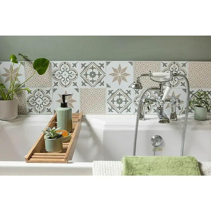 D-c-fix Fliesensticker Wall Tiles Lina - 6 Stk., 15 x 15 cm, Beige - Ein Badezimmer mit einer weißen Badewanne, einer Holzablage, einer grünen Seifenspenderflasche und gemusterten Fliesen.