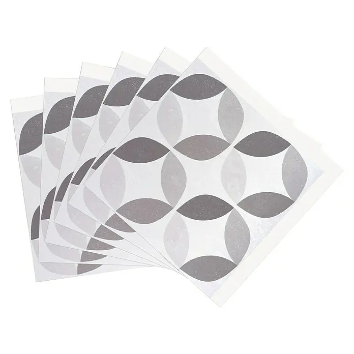 D-c-fix Fliesensticker Wall Tiles - 6 Stk., 30,5 x 30,5 cm, Geometric Style - Ein Stapel dekorativer Vinylbodenfliesen mit einem geometrischen Muster aus überlappenden Kreisen in Grau- und Weißtönen.
