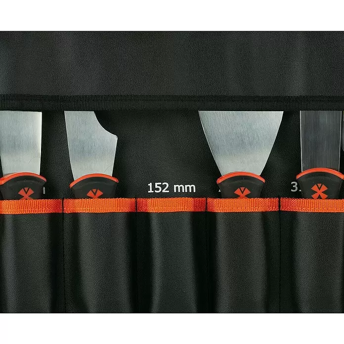 Mondelin Spachtel-Set - Gesamtumfang: 8 -tlg. - Set Metallspachtel mit schwarzen/orangen Griffen, ordentlich in schwarzem Roll-Etui mit orangem Besatz verstaut.