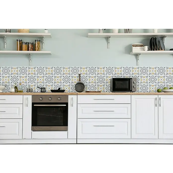 D-c-fix Fliesensticker Wall Tiles Cubia - 6 Stk., 15 x 15 cm, Gold - Küchenszene mit weißen Schränken, Regalen und stilvollem Fliesenspiegel, die eine einladende Atmosphäre schaffen.\n