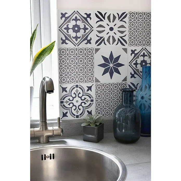 D-c-fix Fliesensticker Wall Tiles Alia - 6 Stk., 15 x 15 cm, Blau - Nahaufnahme einer Küchenspüle mit Wasserhahn, Fliesenwand, Topfpflanze und blauen Vasen.