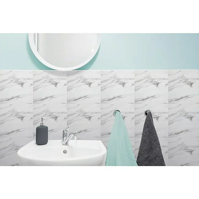 D-c-fix Fliesensticker Wall Tiles - 6 Stk., 30,5 x 30,5 cm, Premium Marble - Elegantes Badezimmer-Interieur mit Waschbecken, Armatur, Handtüchern und Seifenspender vor einer Marmorwand und einem runden Spiegel.
