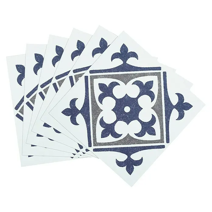 D-c-fix Fliesensticker Wall Tiles Nadia - 6 Stk., 15 x 15 cm, Blau - Eine Nahaufnahme von sechs dekorativen Fliesen mit einem blau-grauen Muster auf weißem Grund, ideal für Küchen oder Badezimmer.