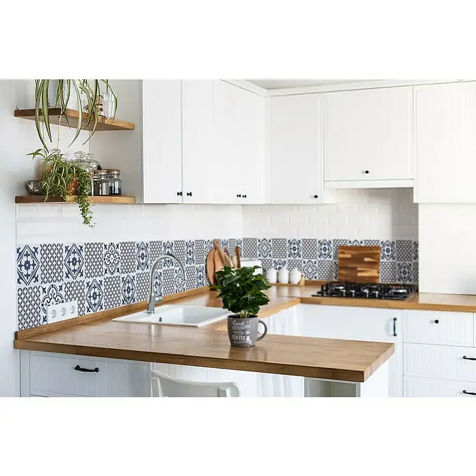 D-c-fix Fliesensticker Wall Tiles Nadia - 6 Stk., 15 x 15 cm, Blau - Helle Küche mit weißen Schränken, Holztheke und dekorativen Fliesen, die eine gemütliche und einladende Atmosphäre schaffen.