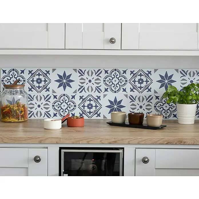 D-c-fix Fliesensticker Wall Tiles Nadia - 6 Stk., 15 x 15 cm, Blau - Nahaufnahme von Küchenarbeitsplatten mit verschiedenen Behältern und einer Pflanze vor blauen und grauen Fliesen.