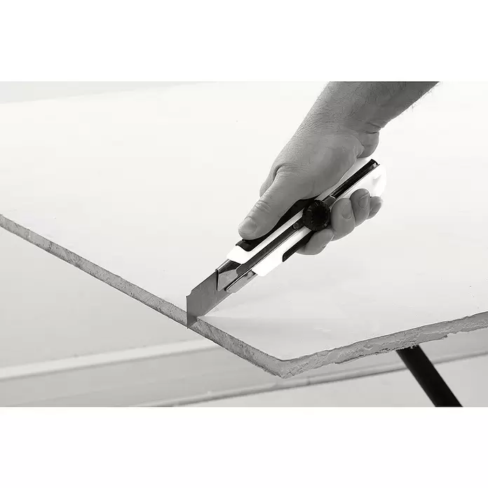Mondelin Cuttermesser - Klingenbreite: 25 cm, Abbrechklinge - Hand schneidet eine weiße Platte mit einem Cuttermesser.