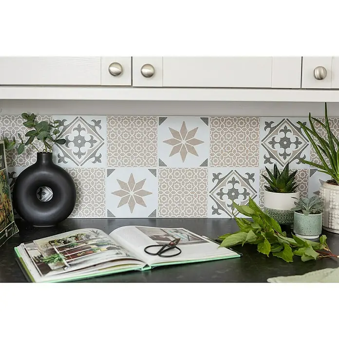 D-c-fix Fliesensticker Wall Tiles Alia - 6 Stk., 15 x 15 cm, Olive - Elegante Küchenrückwand mit verschiedenen Mustern in Grau- und Beigetönen, die eine stilvolle und vielseitige Ergänzung für jede Küche darstellt.