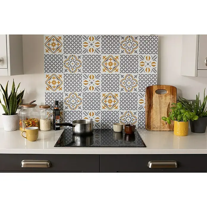 D-c-fix Fliesensticker Wall Tiles Cubia - 6 Stk., 15 x 15 cm, Gold - Küchenstillleben mit Kochutensilien, Pflanzen und dekorativen Fliesen im Hintergrund, das eine gemütliche Atmosphäre schafft.