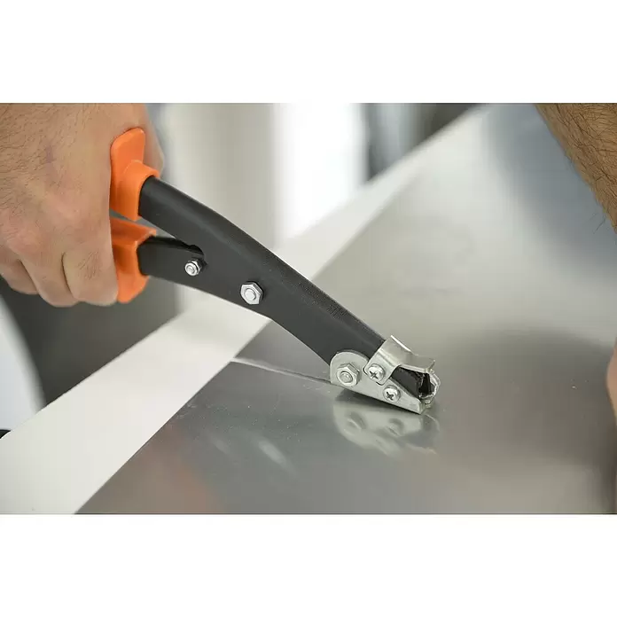 Mondelin Blechschere - Geeignet für: Bleche bis 1,2 mm - Eine Hand benutzt eine orange-schwarze Blechbördelzange auf einem Metallblech.