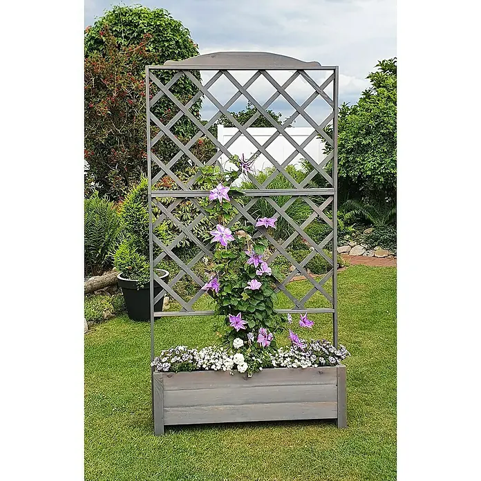 Promadino Pflanzkasten Botanica - Außenmaß (L x B x H): 210 x 32 x 110 cm, Holz, Grau - Ein dekorativer Pflanzturm mit Clematis und weißen Blumen in einem grauen Pflanzkasten auf einem Rasen im Garten.