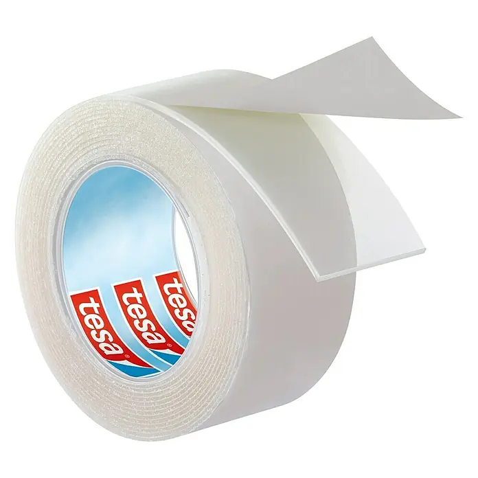 Tesa Montageband - Geeignet für: Glas, Belastbarkeit pro m: 20 kg, 1,5 m x 19 mm - Eine Rolle Tesa Doppelseitiges Klebeband, teilweise abgerollt, mit dem Tesa-Logo im Kern der Rolle. Ideal zum Befestigen von Gegenständen.