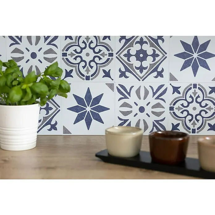 D-c-fix Fliesensticker Wall Tiles Alia - 6 Stk., 15 x 15 cm, Blau - Nahaufnahme von dekorativen Küchenfliesen mit einem Blumentopf und kleinen Schalen auf einer hölzernen Arbeitsplatte.
