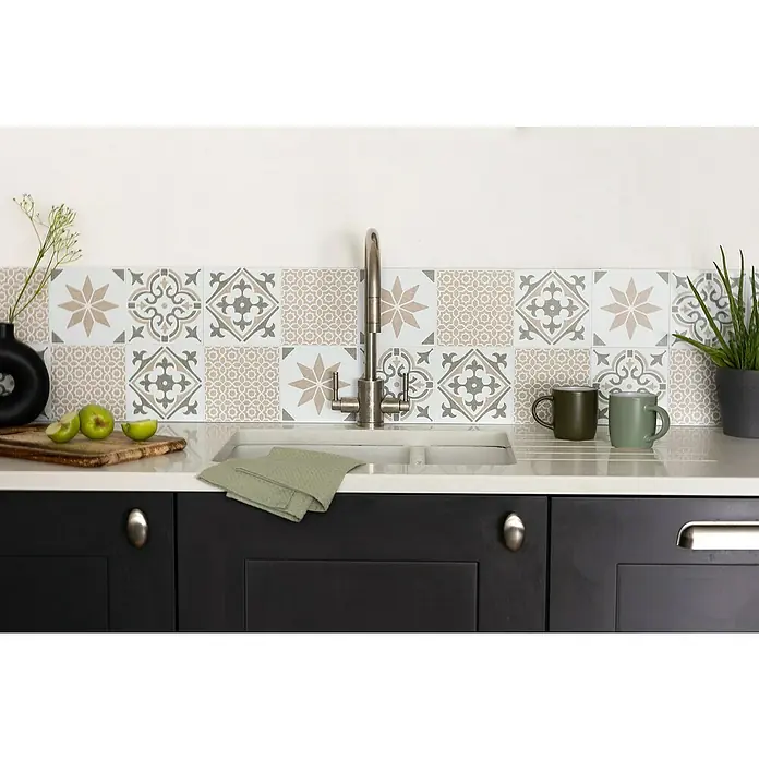D-c-fix Fliesensticker Wall Tiles Nadia - 6 Stk., 15 x 15 cm, Olive - Nahaufnahme einer Küchenspüle mit dekorativen Fliesen. Die Fliesen zeigen ein Muster aus Beige- und Grautönen.