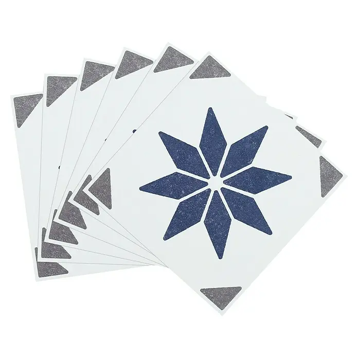 D-c-fix Fliesensticker Wall Tiles Alia - 6 Stk., 15 x 15 cm, Blau - Eine Nahaufnahme mehrerer quadratischer Fliesenaufkleber mit einem blauen Sternmotiv und grauen Akzenten in den Ecken.