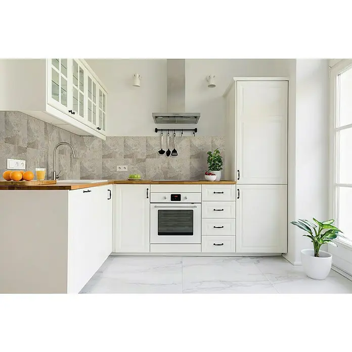 D-c-fix Fliesensticker Wall Tiles - 6 Stk., 30,5 x 30,5 cm, Light Slate - Eine moderne Küche in Weiß mit Holzarbeitsplatte, Edelstahl-Dunstabzugshaube und Marmorboden bietet elegante Funktionalität.