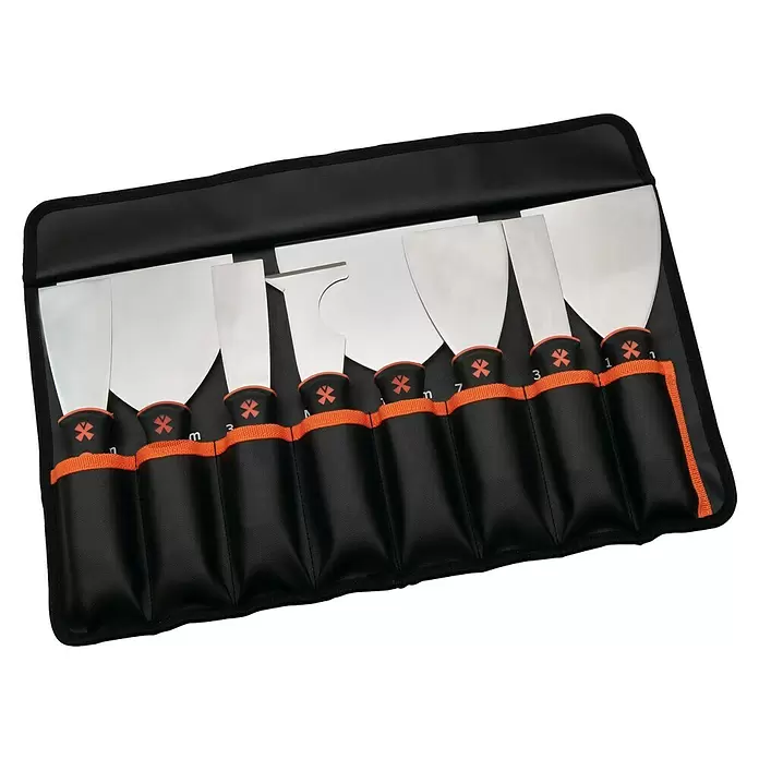 Mondelin Spachtel-Set - Gesamtumfang: 8 -tlg. - Set silberner Spachtel mit schwarzen und orangefarbenen Griffen in einer schwarzen Rolltasche mit orangefarbenen Akzenten.