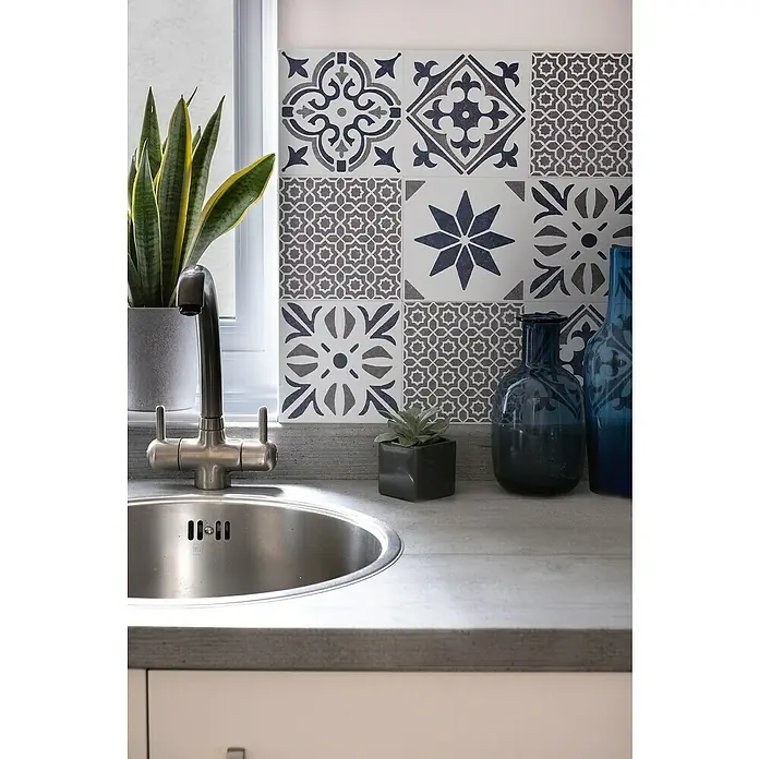 D-c-fix Fliesensticker Wall Tiles Lina - 6 Stk., 15 x 15 cm, Grau - Küchenstillleben mit Spüle, Armatur, Pflanze und dekorativen Fliesen im Hintergrund.