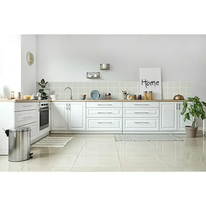 D-c-fix Fliesensticker Wall Tiles Lina - 6 Stk., 15 x 15 cm, Beige - Helle Küche mit weißen Schränken, Arbeitsplatte aus Holz und einer Auswahl an Küchenutensilien. Moderner Kücheninnenraum mit stilvollem Design.