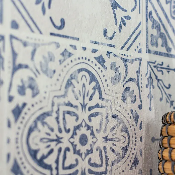 D-c-fix Fliesensticker Wall Tiles - 6 Stk., 30,5 x 30,5 cm, Vintage Style - Nahaufnahme von kunstvollen, blau-weißen Fliesen mit einem orientalischen Muster, das einen Hauch von Vintage-Charme verleiht.