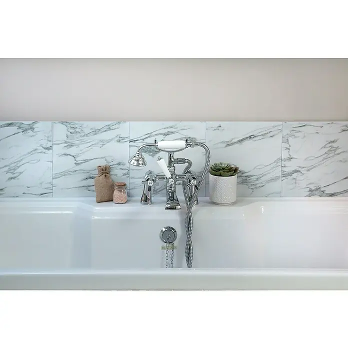 D-c-fix Fliesensticker Wall Tiles - 6 Stk., 30,5 x 30,5 cm, Premium Marble - Elegante Badezimmerarmatur mit Brausekopf und Deko-Elementen auf einer Badewanne, die eine entspannende Atmosphäre schafft.