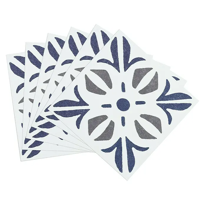D-c-fix Fliesensticker Wall Tiles Cubia - 6 Stk., 15 x 15 cm, Blau - Nahaufnahme von dekorativen Fliesen mit einem eleganten floralen Muster in Blau- und Grautönen auf weißem Grund, ideal für stilvolle Raumgestaltung.