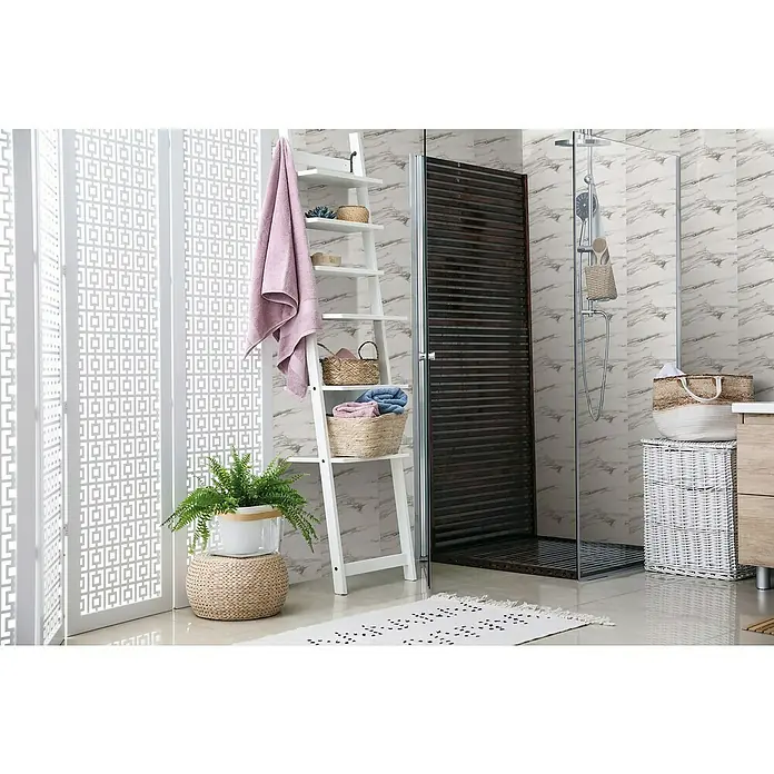 D-c-fix Fliesensticker Wall Tiles - 6 Stk., 30,5 x 30,5 cm, Premium Marble - Badezimmer-Szene mit einer weißen Leiterablage mit Körben und Handtüchern, einem weißen Raumteiler und einer Dusche mit dunklen Holzdetails.