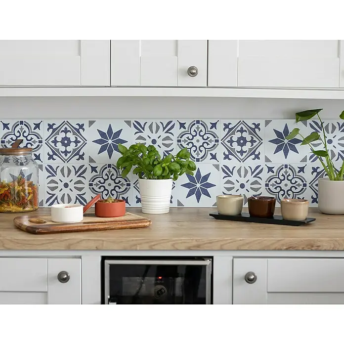 D-c-fix Fliesensticker Wall Tiles Alia - 6 Stk., 15 x 15 cm, Blau - Nahaufnahme einer Küche mit Fokus auf den dekorativen Fliesenaufklebern in Blau- und Grautönen. Diese verwandeln jede Küchenwand im Handumdrehen.