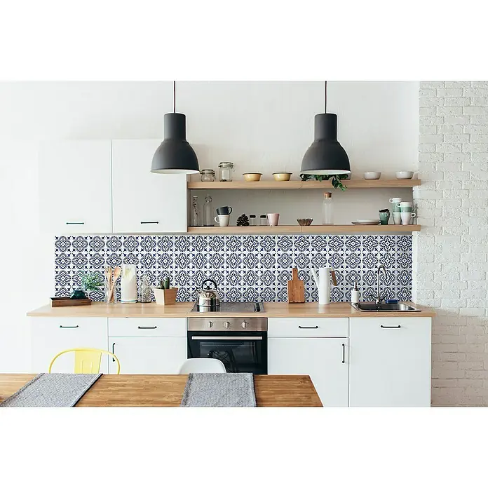 D-c-fix Fliesensticker Wall Tiles Jamila - 6 Stk., 15 x 15 cm, Blau - Küchenansicht mit blauen Fliesenaufklebern, die den Raum stilvoll akzentuieren. Helle Holzregale und moderne Pendelleuchten ergänzen das Dekor.