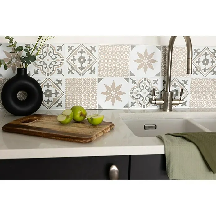 D-c-fix Fliesensticker Wall Tiles Alia - 6 Stk., 15 x 15 cm, Olive - Eine Küchenszene mit dekorativen Fliesen an der Wand, einem schwarzen Vasenobjekt und einem Schneidebrett mit Äpfeln.
