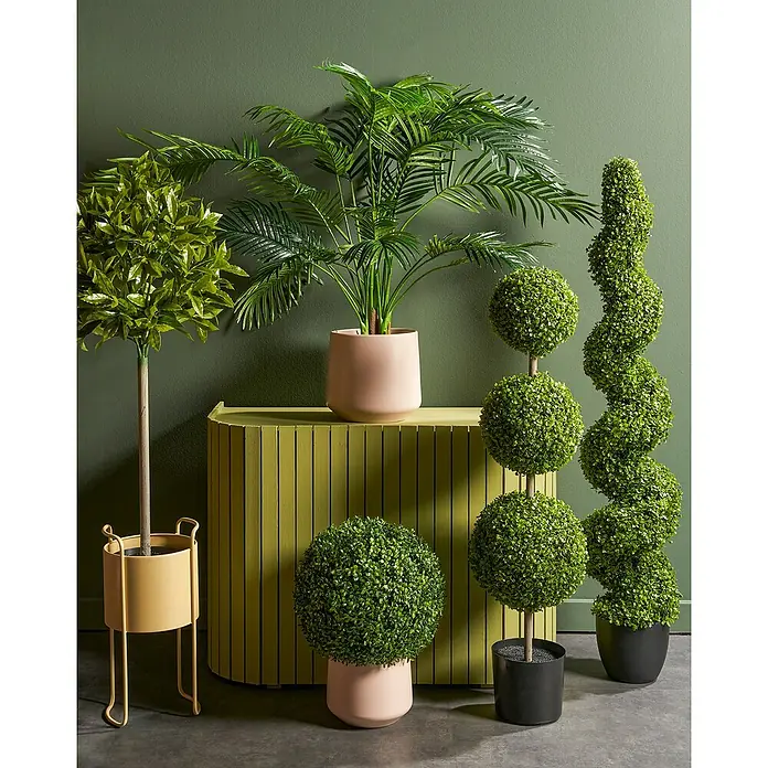 Kunstpflanze Areca Palme - Höhe: 134 cm, Grün, Kunststoff - Verschiedene Kunstpflanzen in Töpfen, darunter Palme und Buchsbaumkugel, sorgen für eine grüne und stilvolle Dekoration.