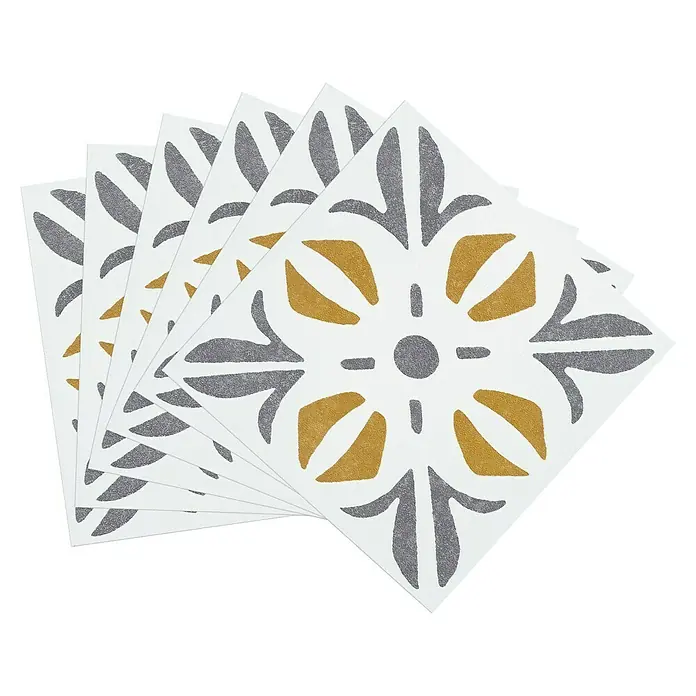 D-c-fix Fliesensticker Wall Tiles Cubia - 6 Stk., 15 x 15 cm, Gold - Eine Nahaufnahme von mehreren quadratischen Dekorfliesen in Weiß mit goldenen und grauen floralen Mustern, die übereinander gestapelt sind.