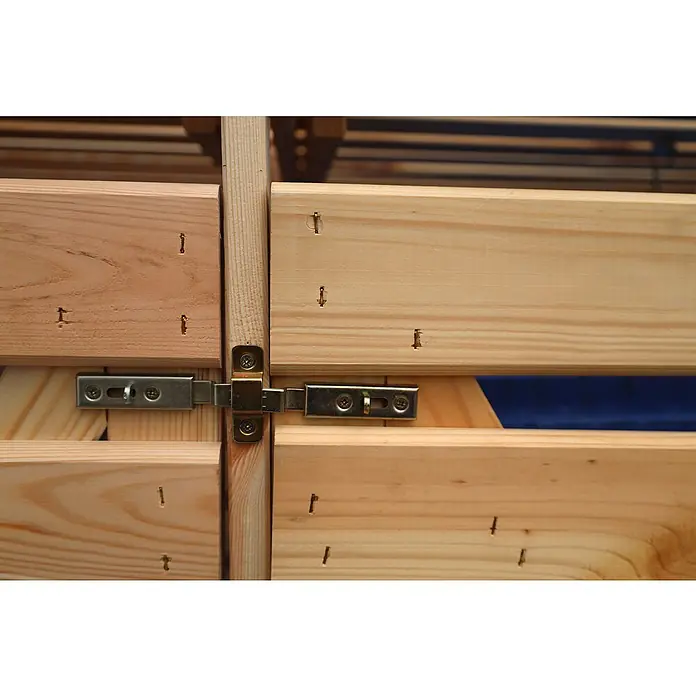 Promadino Mülltonnenbox Variov -  - Nahaufnahme eines Holzrahmens mit einem metallenen Riegelverschluss, der die Holzelemente sicher verbindet.
