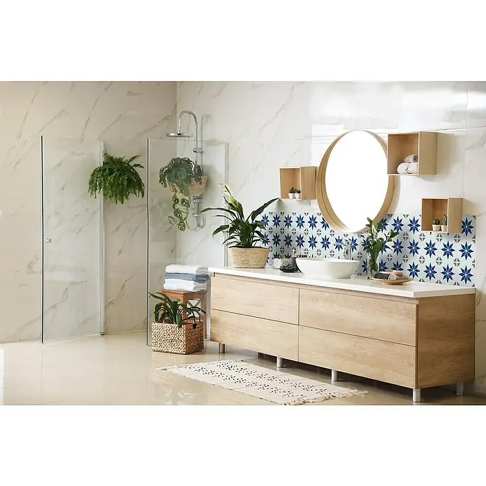 D-c-fix Fliesensticker Wall Tiles Alia - 6 Stk., 15 x 15 cm, Blau - Stilvolles Badezimmer mit Waschtisch in Holzoptik, rundem Spiegel und dekorativen Elementen wie Pflanzen und Fliesen.