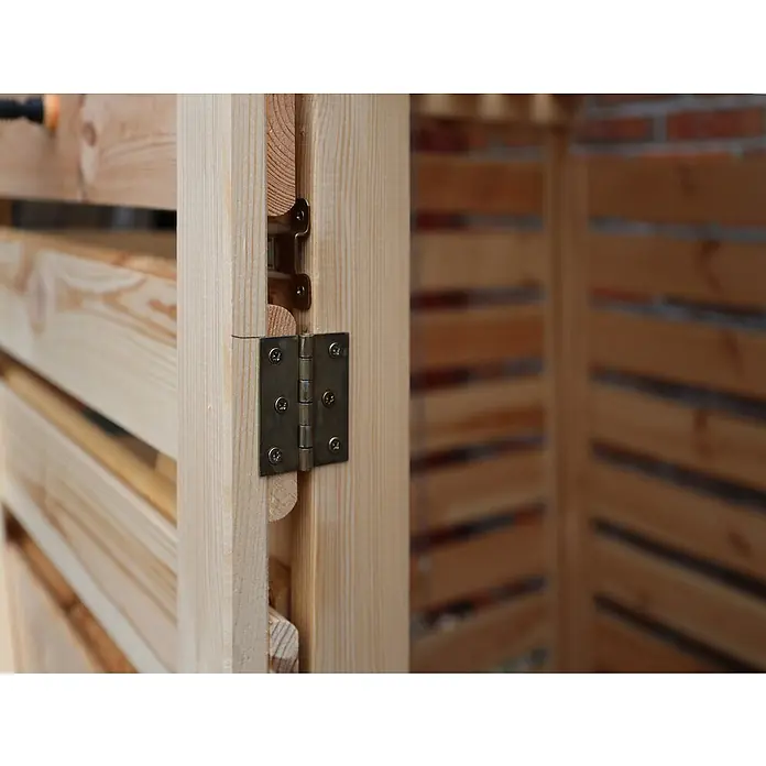 Promadino Mülltonnenbox Variov -  - Nahaufnahme eines Holzschrankes mit Metallscharnieren, der rustikalen Charme und handwerkliche Details vereint. Ideal für DIY-Projekte und Möbeldesign.